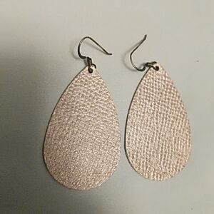 Elegant Teardrop Earrings in Shimmering Gold